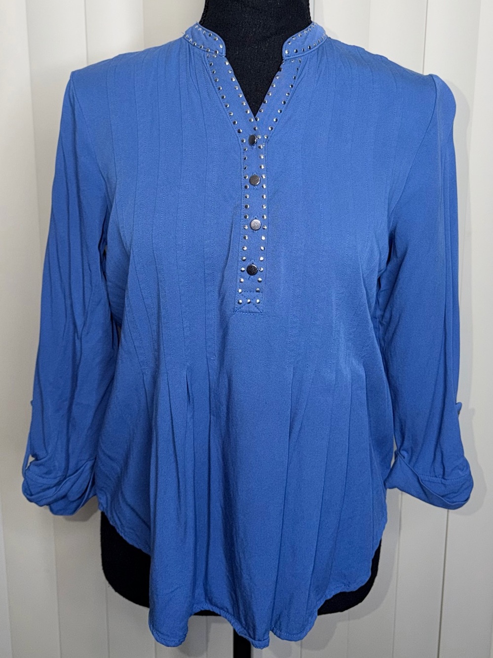 New Directions Women’s Blouse Blue Silver Studs Three Button V-Neck Size S EUC